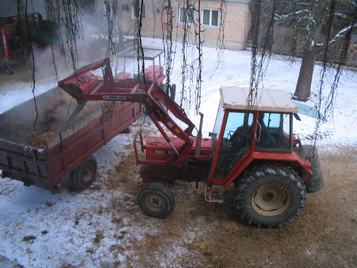 Mit Frontlader Laufstall ausmisten