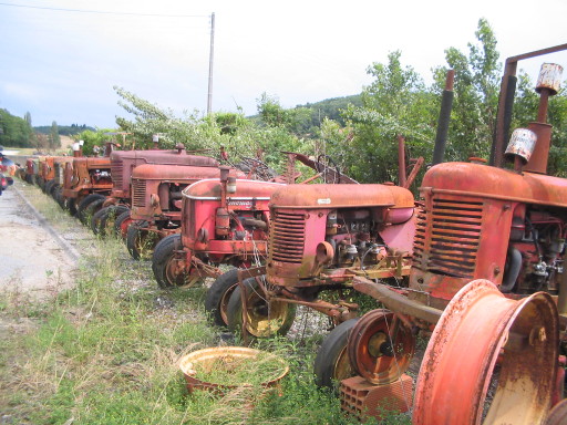 Tachoires, Traktorenfriedhof