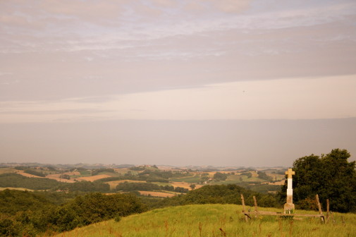 Croix d'Aulin, dominant la vallée du Gers